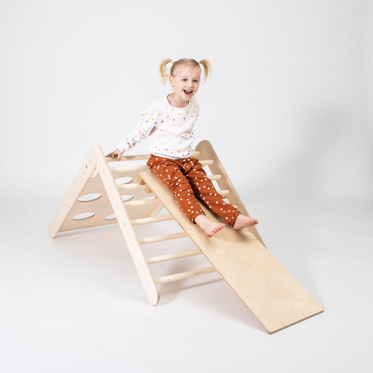 2-in-1 Kletterdreieck mit Rampe – Montessori Indoor Spielplatz