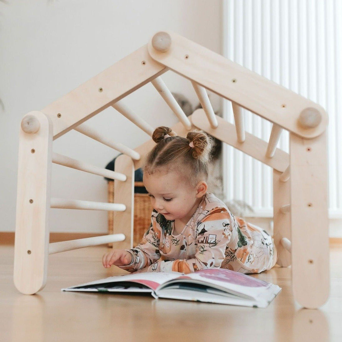 Kletterdreieck mit Rutsche: Spielspaß für kleine Abenteurer!
