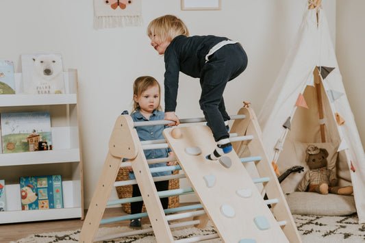 Das perfekte Kletterdreieck mit Rutsche: Spielspaß und Bewegung für kleine Abenteurer!
