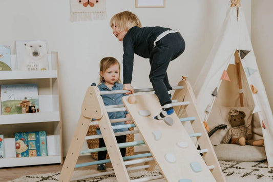 Das perfekte Kletterdreieck mit Rutsche: Spielspaß und Bewegung für kleine Abenteurer!