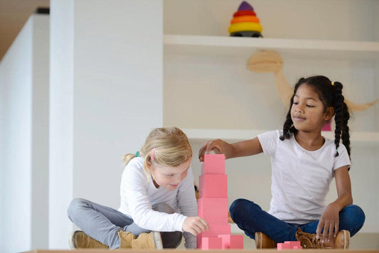 Montessori vs. Waldorf — Pädagogik-Vergleich für Eltern 2026