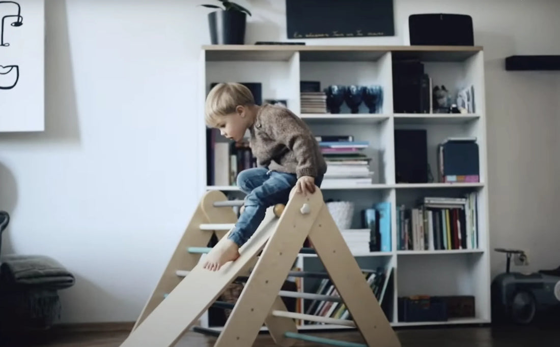 Spielend Lernen: Die Vorteile des Pikler Dreiecks für die motorische Entwicklung deines Kindes