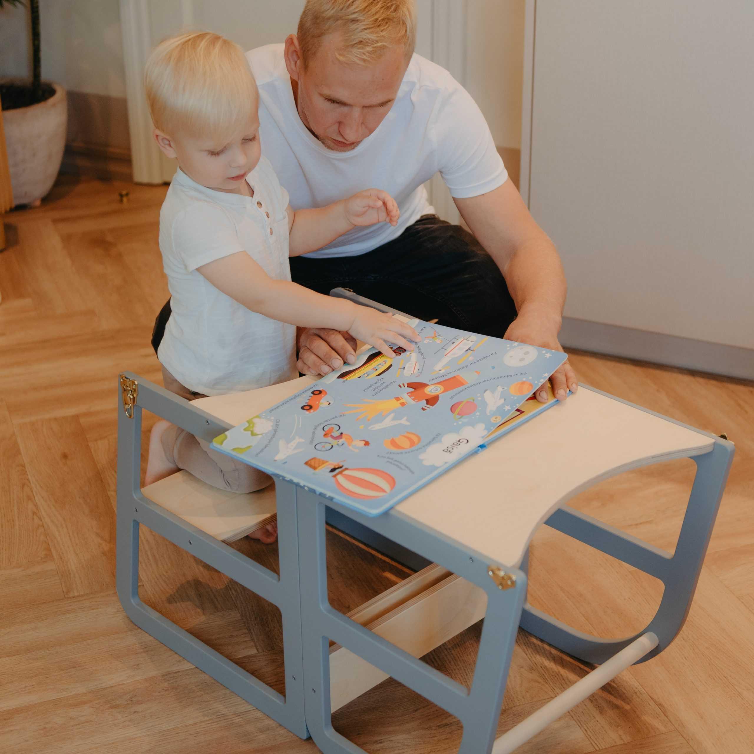 Klappbarer Lernturm als platzsparende Lösung für Küche und Familienalltag