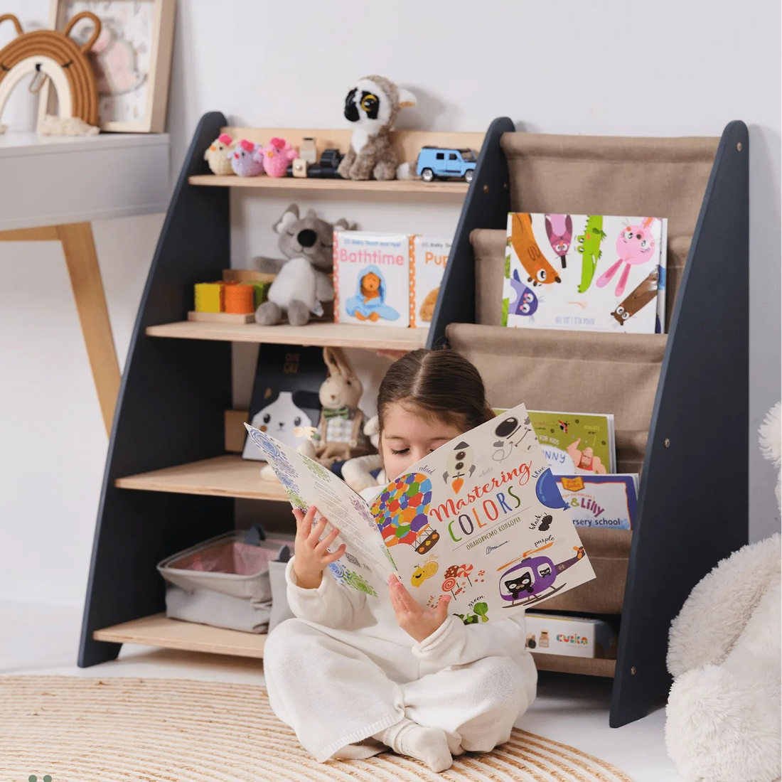 Montessori Kinderregal mit Büchern und Spielzeug