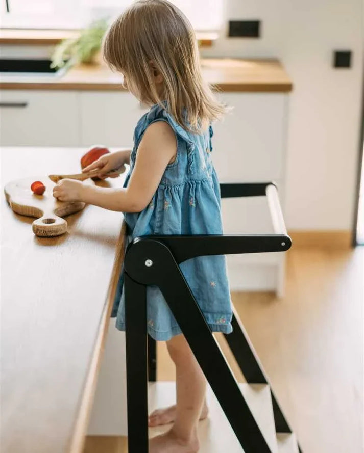 Faltbarer Montessori Lernturm in der Küche