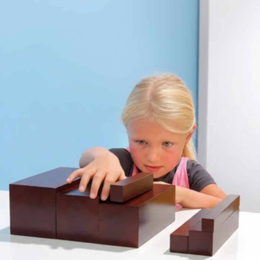 Montessori Braune Treppe von Nienhuis – Ein Klassiker!