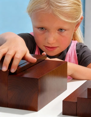 Montessori Braune Treppe von Nienhuis – Ein Klassiker!