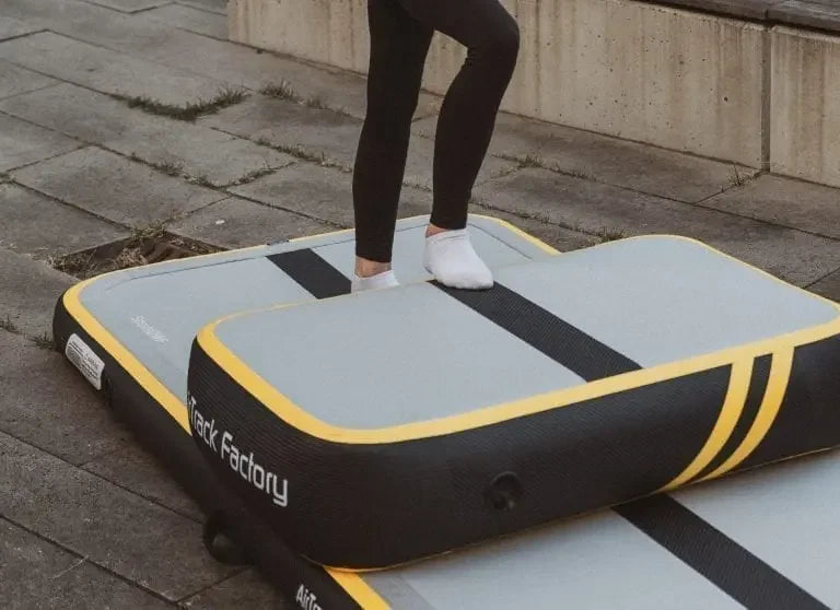 Gymnast steht auf AirBlock AirTrack Factory