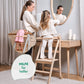 Holz-Lernleiter Montessori Hocker für Kinder am Waschtisch, Mutter hilft, modernes Design